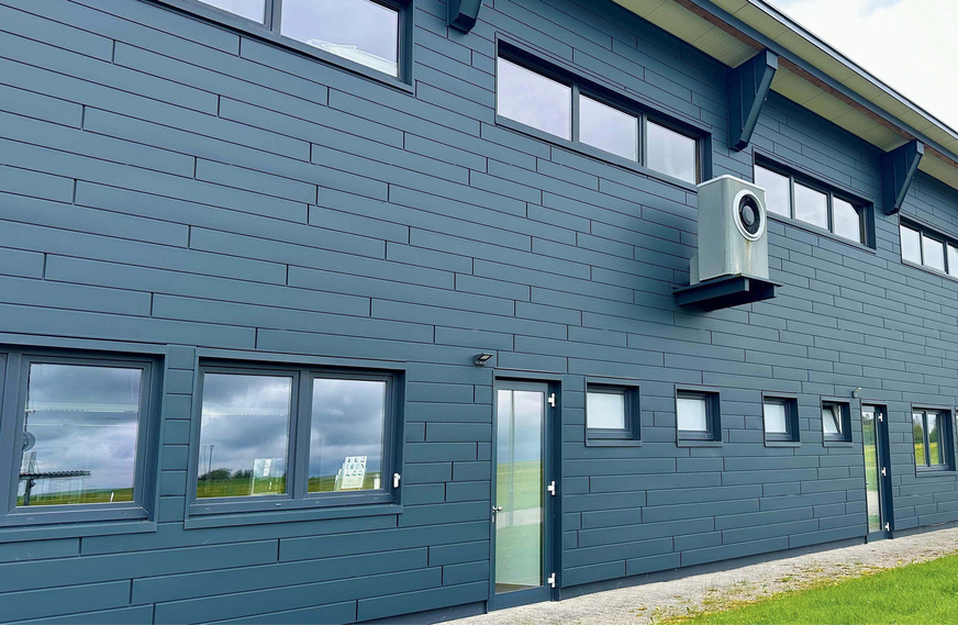 Der Betrieb hat im Jahr 2016 sein neues Werkstattgebäude bezogen, in dem das Unternehmeneine Hybridheizung mit einer industriellen Wärmepumpe verbaut hat.