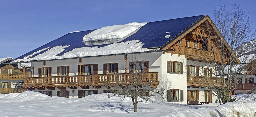 Lokale Wetterphänomene, wie lang anhaltende Schneefälle oder typische Nebelgebiete, können die theoretisch mögliche Solarstrom­ernte ungünstig beeinflussen. Ohnehin ist die Leistung von PV-Anlagen auch ohne Schneebedeckung im Hochwinter niedrig.