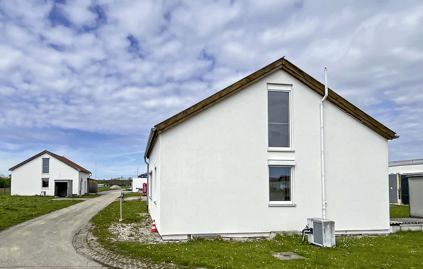 Die Zwillingshäuser am Fraunhofer-Institut für Bauphysik (IBP) in Holzkirchen ermöglichen einen objektiven Vergleich verschiedener Heizsysteme. Bei ­einer Studie im Auftrag der IG Infrarot konnte sich das IR-Heizsystem gegenüber der Gas-Brennwertheizung gut behaupten. Besonders hervorgehoben wird die schnelle Aufheizzeit der IR-Heizung, die sehr geringen Verteilverluste und der hohe thermische Komfort.