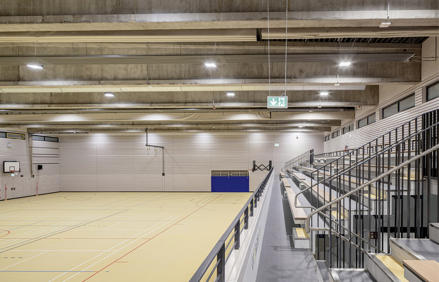 Im Zuge der Sanierungsarbeiten wurde das defizitäre Heizsystem gegen moderne Technik ausgetauscht: Zehnder-Deckenstrahlplatten der Generation ZFP werden von warmem Wasser durchströmt und geben dessen Energie als Infrarotstrahlung an die Umgebung ab, die erst bei Kontakt mit dem menschlichen Körper als angenehme Wärme spürbar wird. Dies lässt sich mit einer Raumlufttemperatur von 18 °C realisieren.