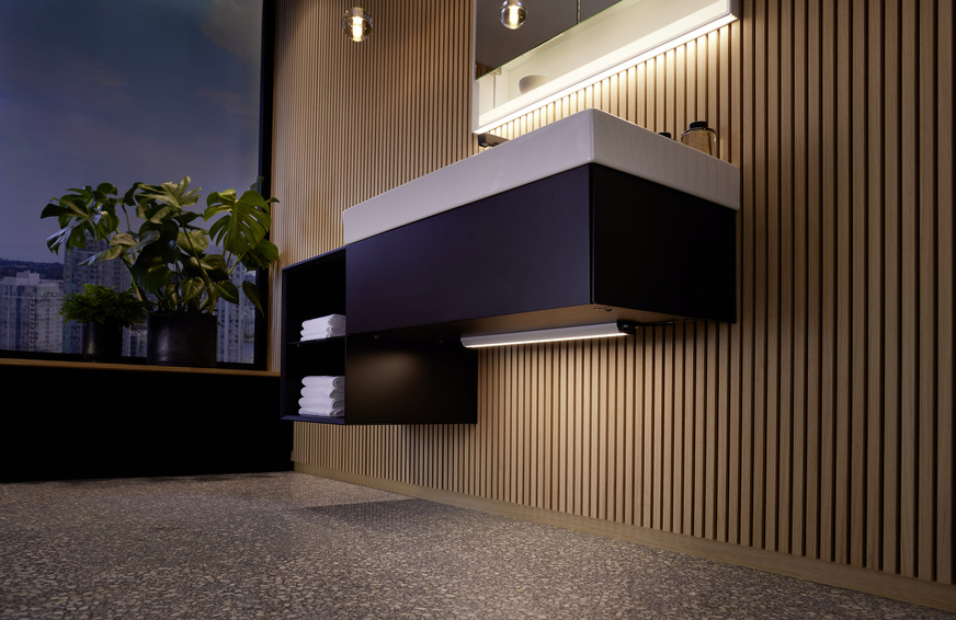 Die Unterbauleuchte für Geberit-One-Waschtischunterschränke lässt sich mit Spiegelschrank, Sanitärmodul und LED-Einbaustrahler kombinieren. Damit bieten sich vielfältige Lichtszenarien für das gesamte Bad.