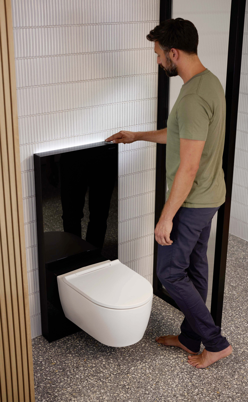 Das Orientierungslicht des Sanitärmoduls Monolith Plus lässt sich einzeln steuern oder mit dem One-Spiegelschrank via DALI-Schnittstelle ­synchronisieren.