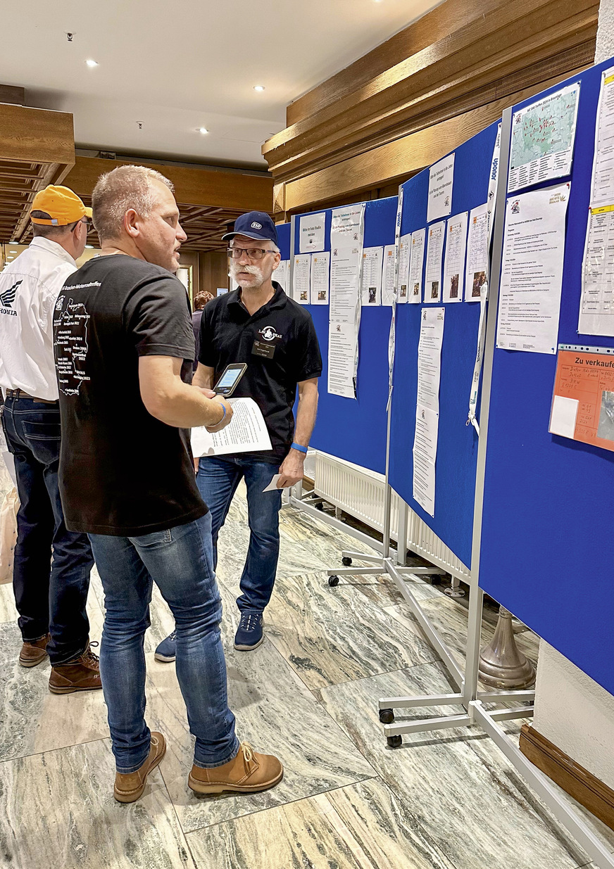 Direkt nach der Ankunft erfolgte die Einteilung in die Gruppen der ortskundigen ­Guides – abhängig von Fahrstärke und individuellem Wunsch der Teilnehmer.