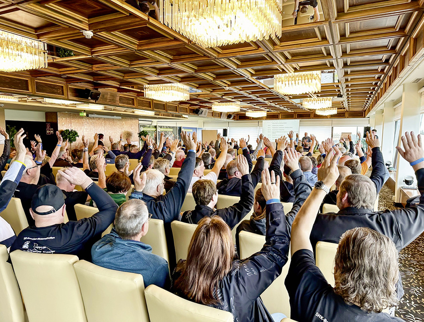 Mitgliederversammlung des 23. Branchen-Motorradtreffens am ersten Abend des Jahrestreffens.