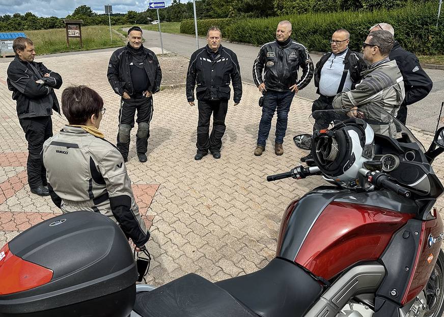 Lagebesprechung und Informationen durch Guide Frank Wittenbeck. Ein Großteil der insgesamt 43.715 gefahrenen Kilometer ging auf das Konto seiner Gruppe.