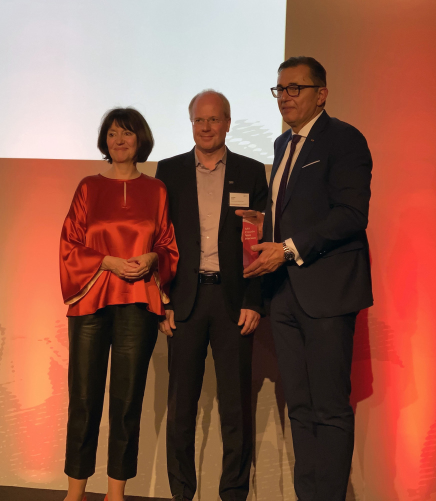Die enge Verbundenheit mit der Messe Frankfurt, die die Weltleitmesse ISH ausrichtet, würdigten Iris Jeglitza-Moshage und Stefan Seitz mit einem Pokal, den sie an Michael Hilpert übergaben.