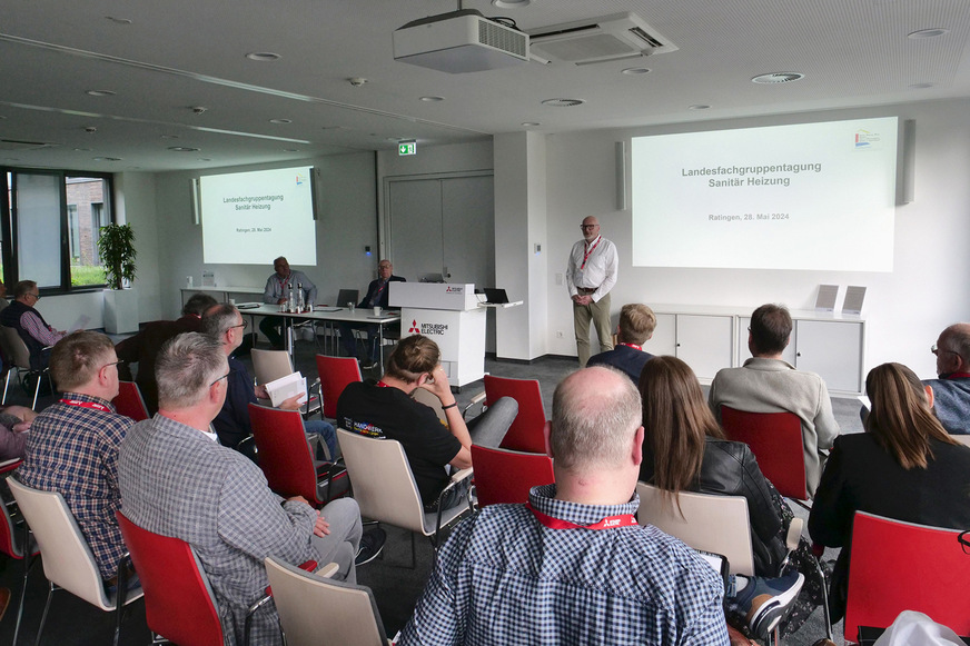 Landesfachgruppenleiter Torsten Finke begrüßt die Ausschussmitglieder.