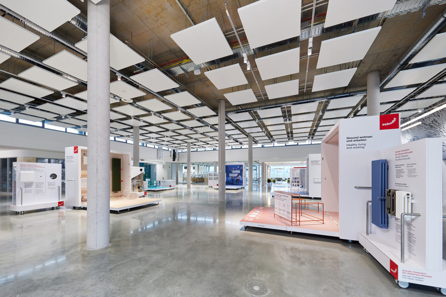 Im Markenerlebnisraum des Zehnder Center of Climate hängen die Zehnder Klimadecken als symmetrisch angeordnete quadratische Einzelsegel.