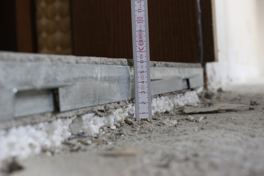 Höhe des Bodens, nachdem der Estrich entfernt wurde. Im Anschluss wurde das Renovierungssystem R50 eingebaut.