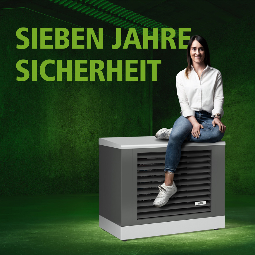 Ramona Loher, Leiterin Vertriebsinnendienst Kermi mit der Wärmepumpe x-change dynamic-pro.