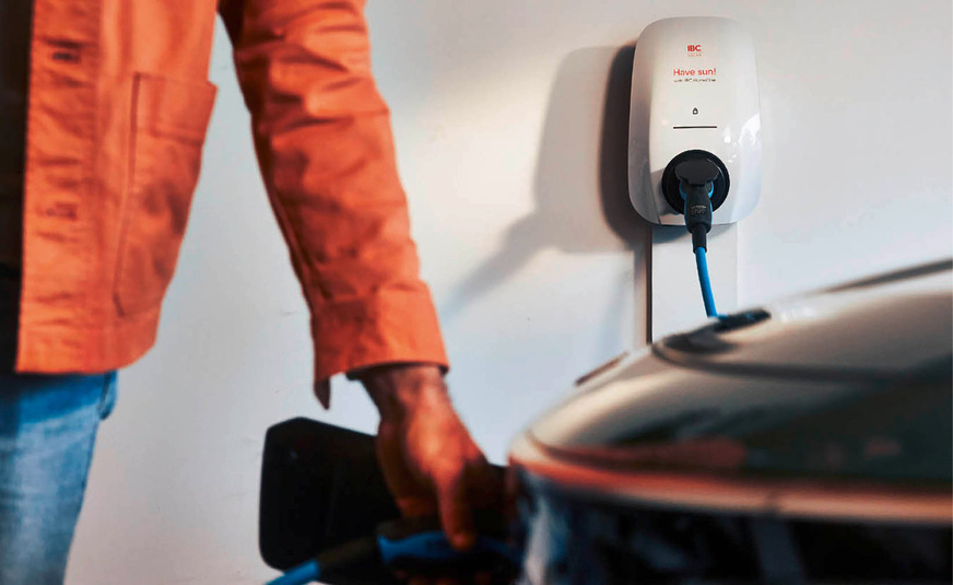 Zum Komplettsystem „IBC HomeOne“ gehört auch eine Wallbox zum Laden von E-Autos.