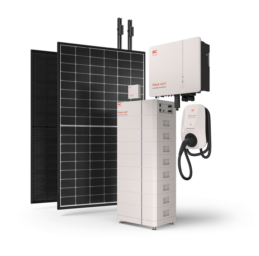 Alle Komponenten des Komplettsystems auf einen Blick: PV-Modul mit Montagesystem IBC TopFix 200, Storage mit 20&nbsp;kWh Leistung, Wallbox und Wechselrichter.