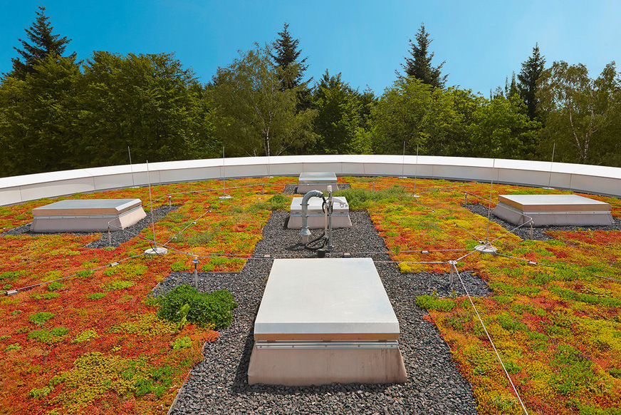 I Bei der Bemessung muss einkalkuliert werden, dass Lichtkuppeln und Dachaufbauten die speicherfähigen Flächen reduzieren.