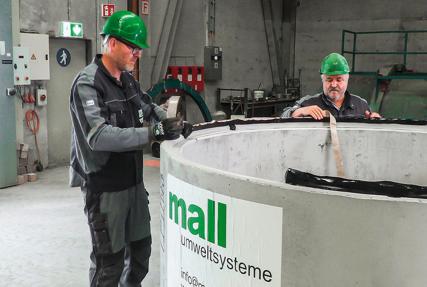 Produktion eines Regenwasserspeichers zum unterirdischen Einbau.