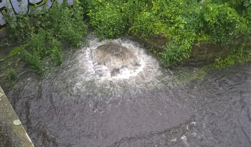 Wenn Wasser aus einer Schachtabdeckung quillt, ist die Ursache üblicherweise Rückstau aus dem Kanal als Folge eines Starkregens. Bei unterirdischen Regenwasserspeichern unterhalb der Rückstauebene, die nicht dagegen gesichert sind, droht die Kontamination des Wasservorrats.