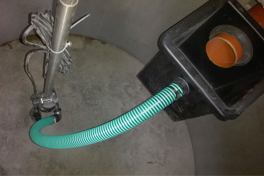 Regenwasserspeicher zur gedrosselten Ableitung oberhalb der Rückstauebene, ein Element des kommunalen Starkregenrisikomanagements. Die Pumpe Tano T entleert nach jedem Regenereignis das Rückhaltevolumen oben. Das Nutzvolumen unten wird davon unabhängig zur Regenwassernutzung im Gebäude gefördert.
