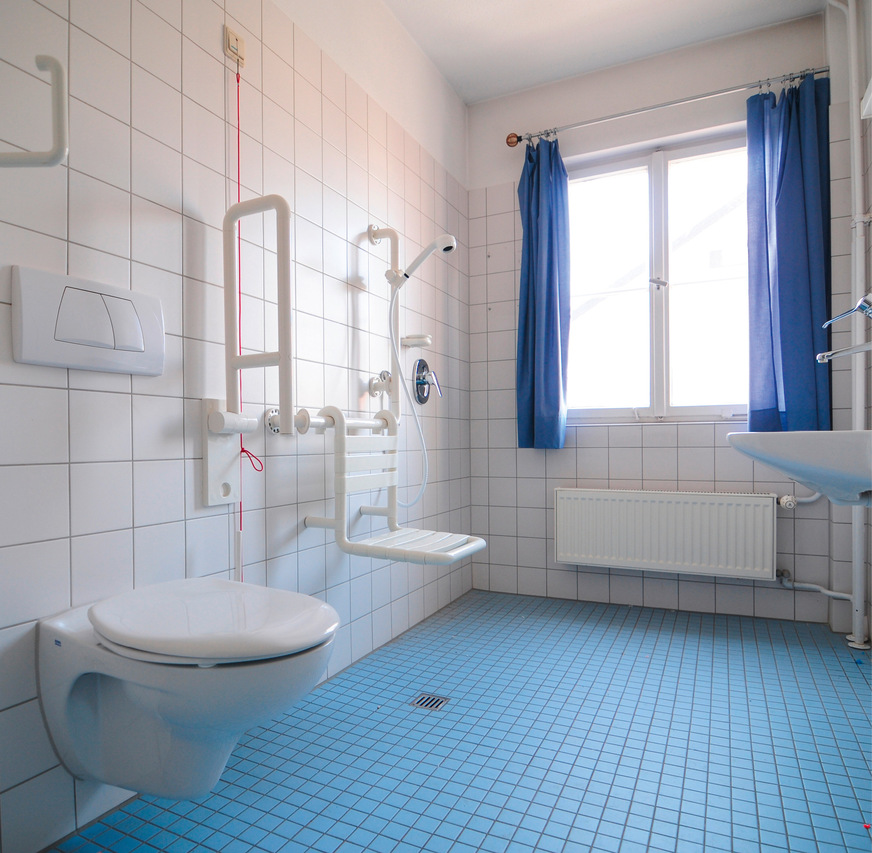 Diese Farbwahl ist weder gemütlich noch clever: Kalter Gesamteindruck, weiße Objekte vor weißer Fliese sind schlecht erkennbar, Blau am Boden vermittelt keine Trittsicherheit, erinnert eher an Wasser oder Luft.