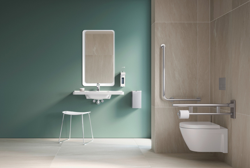 Vorreiter Hewi: Serie 900 ist einfach zu montieren und verbindet Funktionalität gekonnt mit Ästhetik. Raumstimmung: frisches Alpseegrün ausbalanciert mit eleganter Steinfarbigkeit der Fliesen. Der Farbklang strahlt Hygiene aus, geeignet für Hotel und Privathaushalt.