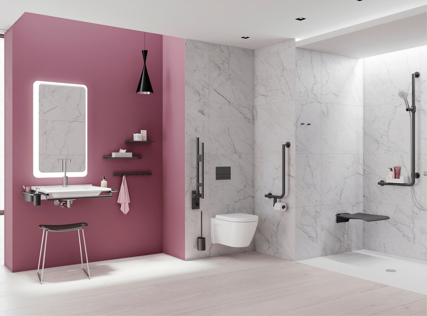 Anthrazit vor hellem Hintergrund sorgt dafür, dass die malvenfarbige Wand nicht zu ­feminin wirkt. Haltevorrichtungen für Stützklappgriffe oder Duschsitze frühzeitig ­berücksichtigen, damit sie genau dann montiert werden können, wenn die Nutzerinnen und Nutzer sie benötigen.