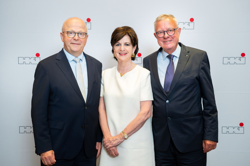 V.l.n.r.: Michael Theurer, Parlamentarischer Staatssekretär beim Bundesminister für Digitales und Verkehr; Christiane Wodtke, geschäftsführende Gesellschafterin der Wodtke GmbH und Vorsitzende des Lenkungskreises der Initiative Holzwärme sowie Andreas Lücke, Sprecher der Initiative.