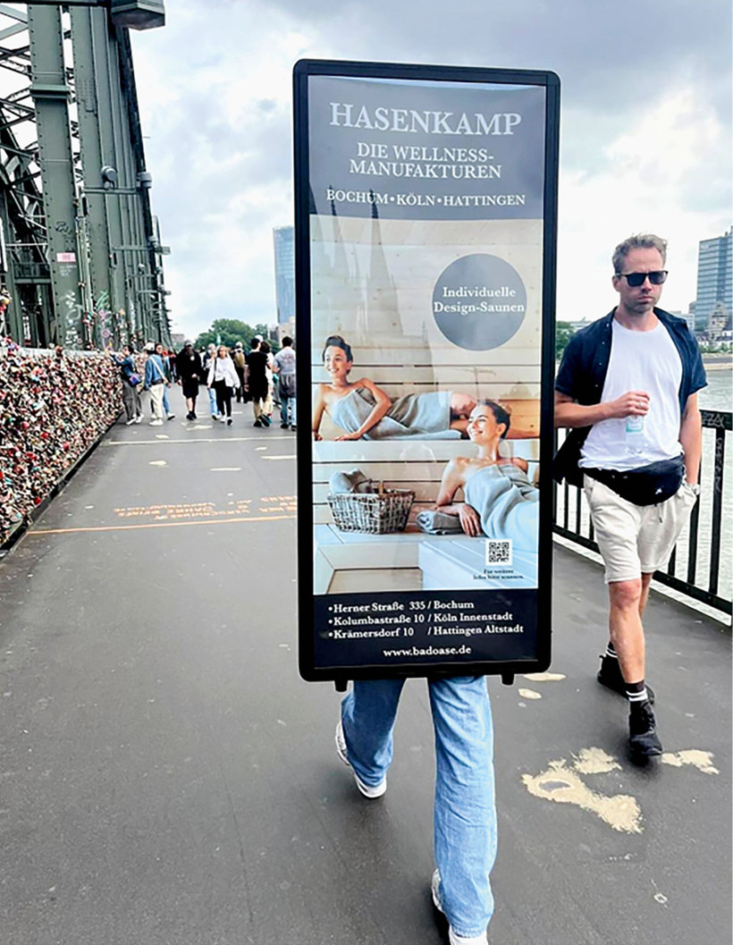 Am Tag des Bades greifen Aktionen im regionalen Umfeld: Ein Werbestand in einer belebten Fußgängerzone oder Backpack-Billboards, wie zum Beispiel die Aktion der Fa. Hasenkamp in Köln auf der Hohenzollernbrücke, helfen, potenzielle Bauherren in die (meist ja etwas abseits gelegene) Ausstellung zu bringen.