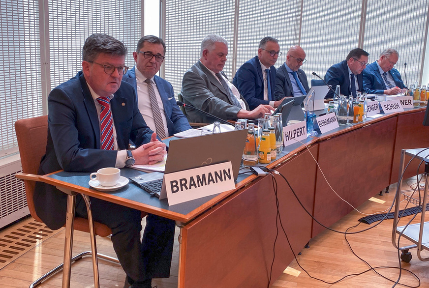 Der Hauptgeschäftsführer, der Präsident und der Vorstand führen durch die Mitgliederversammlung.