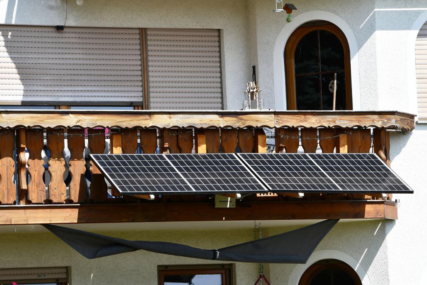 Das Solarpaket I beschleunigt den Zubau an Steckersolargeräten: Nach Informationen der Bundesnetzagentur sind im 1.&nbsp;HJ diesen Jahres rund 200&nbsp;MW Leistung installiert worden – lediglich 30&nbsp;MW weniger Leistung als im gesamten vergangenen Jahr.