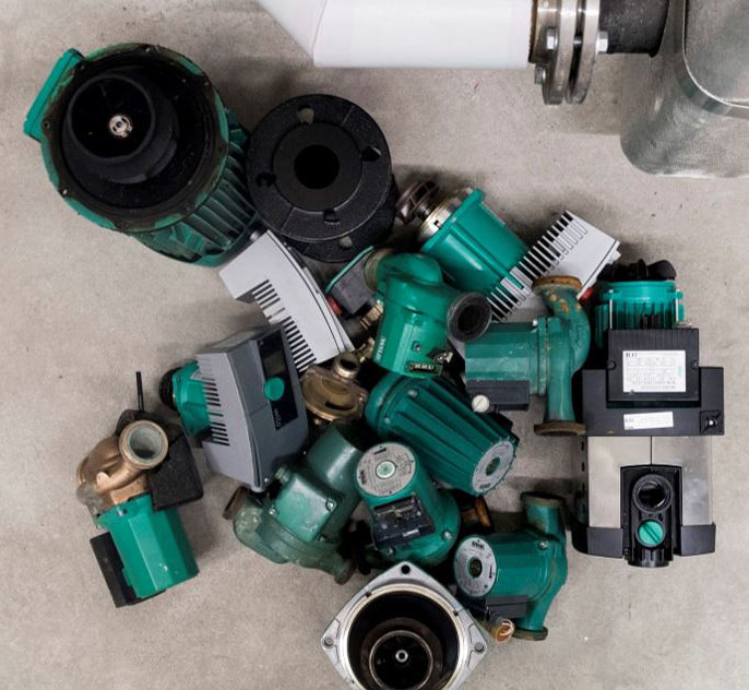 Gesammelt werden alle Pumpen, unabhängig vom Hersteller und Alter, Zustand oder Typ. Volle Gitterboxen werden von Wilo abgeholt.