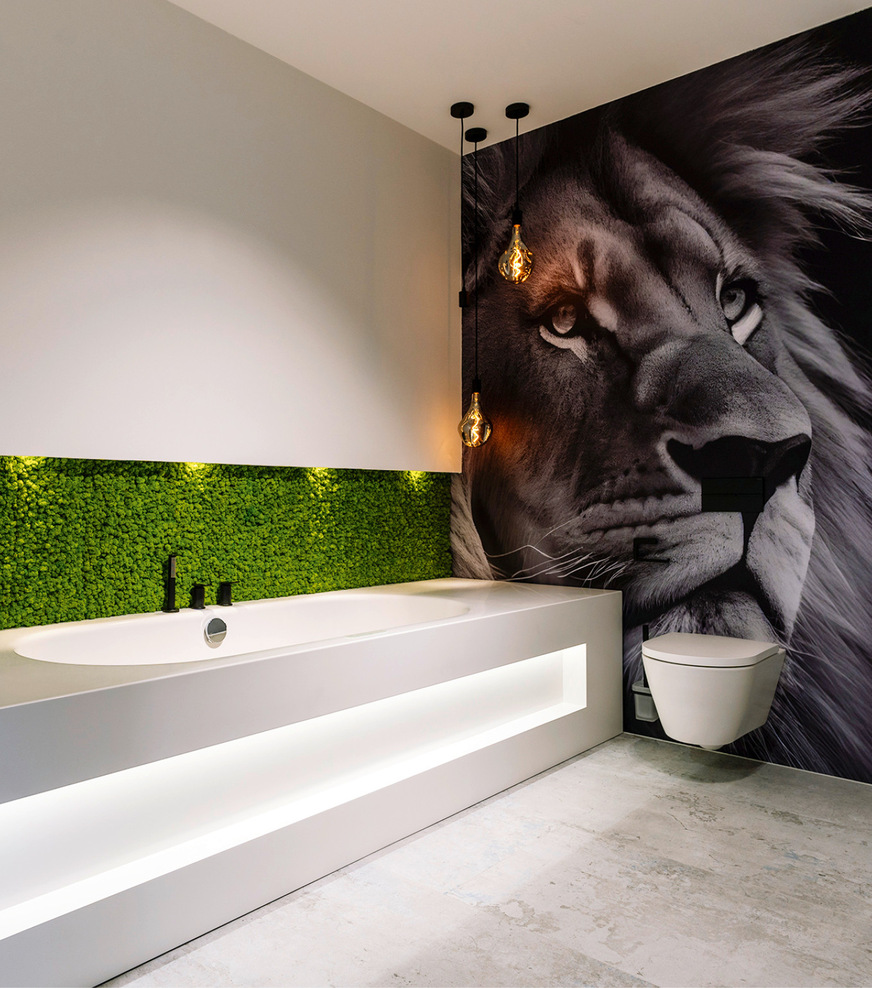 Beim Rundgang findet der Besucher foto­realistisch bedruckte ­Tapeten (von&nbsp;FFT, ­nassraumgeeignet) und eine Moos­fläche an den ­Wänden. Auch&nbsp;Lichtplanung spielt ­eine wichtige Rolle.