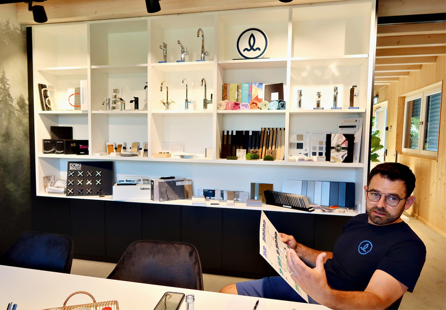 Zur Beratung der&nbsp;Badinteressierten gehört auch&nbsp;­eine&nbsp;­Kollagenwand.