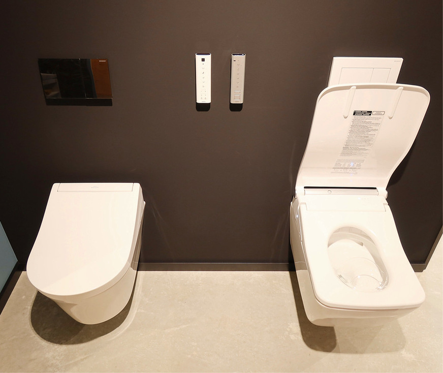 Technik, etwa ein Dusch-WC, wird in Funktion gezeigt.