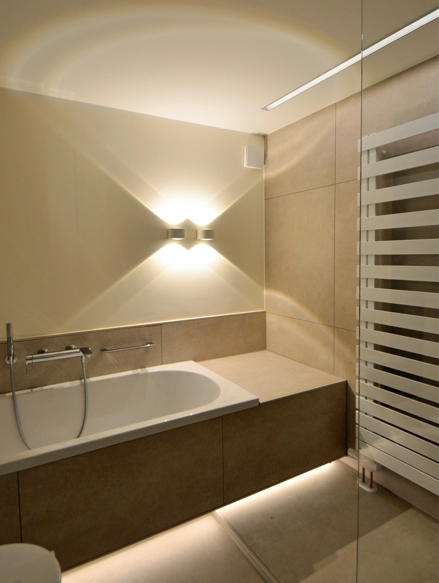 Ein LED-Nachtlicht im Untertritt der Wanne sorgt für atmosphärische Lichteffekte, vor allem in Kombination mit Wandleuchten mit Up-down-Lichtreflexion.