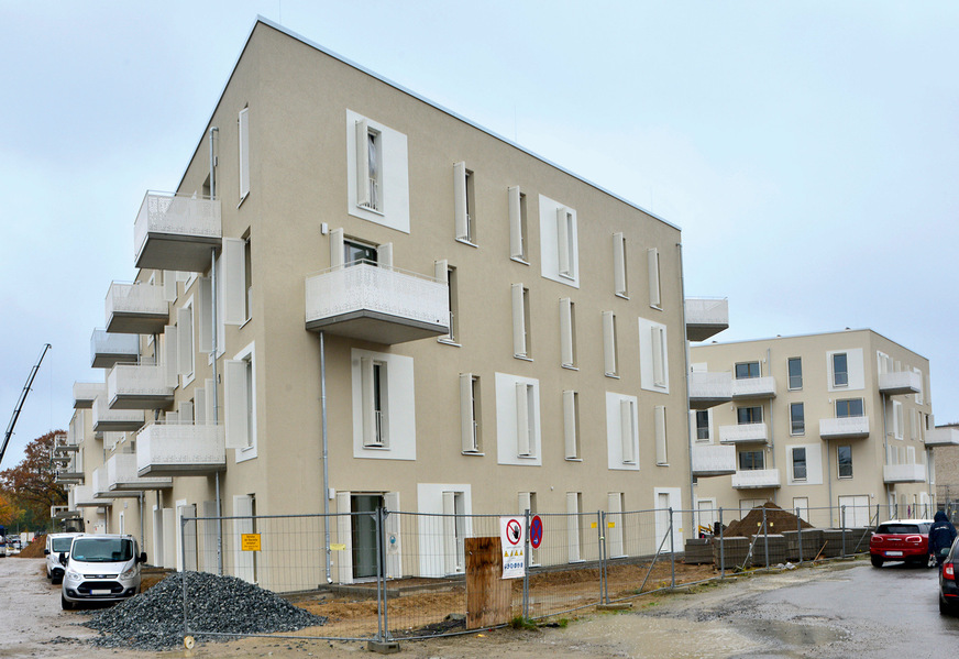 Energienutzungskonzepte im Geschossbau werden zunehmend vom&nbsp;Bedarf an Trink­wasser warm bestimmt, da dieser aufgrund gut gedämmter Gebäudehüllen mittlerweile über 40&nbsp;% des Nutzenergie­bedarfs ausmachen kann.