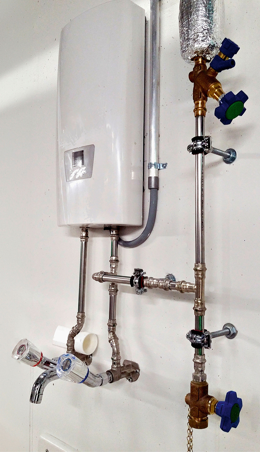 Die dezentrale elek­tronische Trinkwasser­erwärmung ist einfach installiert, ­energetisch aber allein schon durch den Umwandlungs­faktor eins zu eins nicht ­ressourcenschonend.