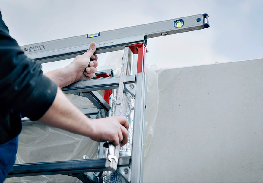 Vor Ort müssen die vorgefertigten Installationswände nur noch ausgerichtet und am Baukörper befestigt werden.