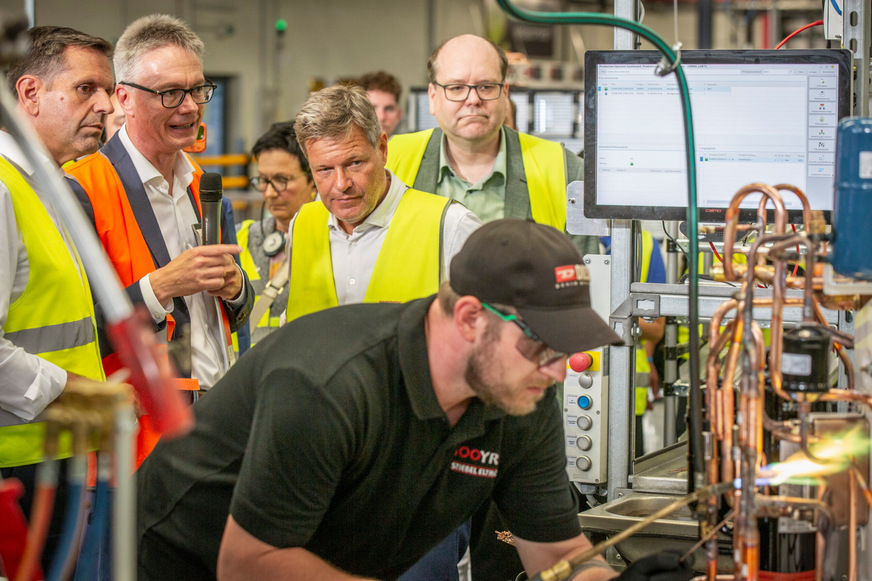 Robert Habeck besuchte die Fertigung des deutschen Wärmepumpenexperten Stiebel Eltron.