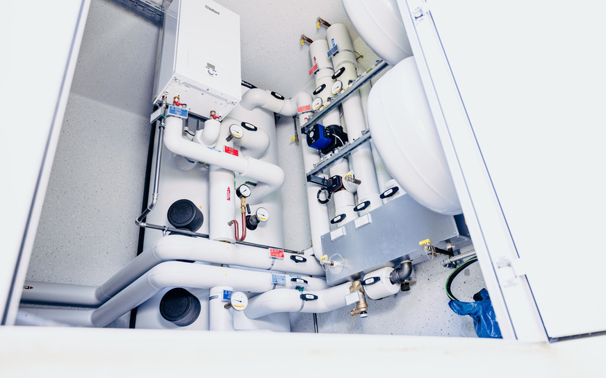 Im Vergleich zu einer klassischen Wärmepumpen-Kaskade wird die Energy Unit flexibel außerhalb des Gebäudes als vollständig konfektionierte und ausgestattete Heizzentrale aufgestellt.