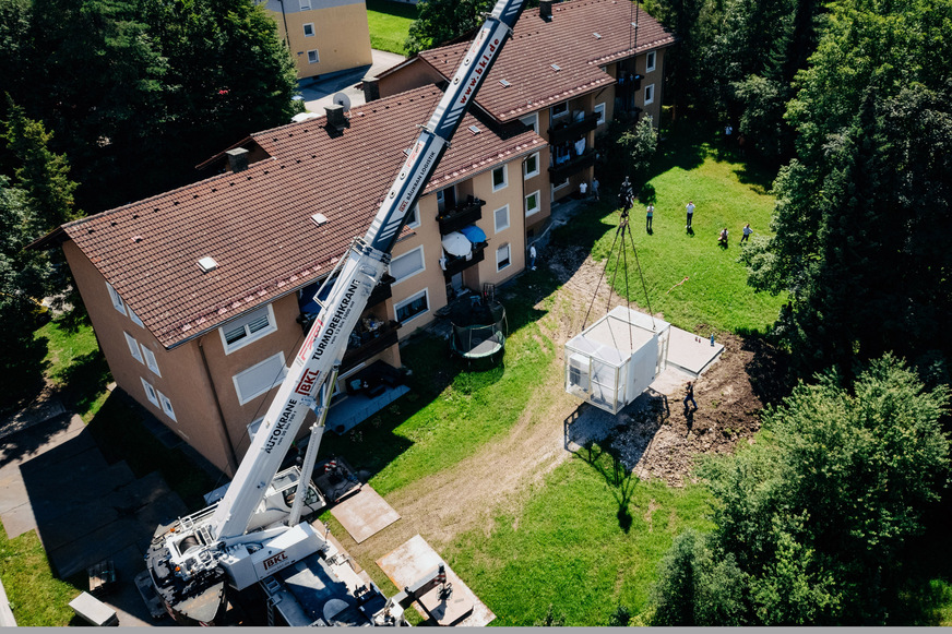Die Unternehmen Alois Müller und Vaillant nehmen die erste neuartige modulare Heizzentrale in Betrieb. Die Installation erfolgte im Rahmen der Heizungssanierung eines 1982 gebauten Mehrfamilienhauses der Wohnungsbau Weilheim in Penzberg.