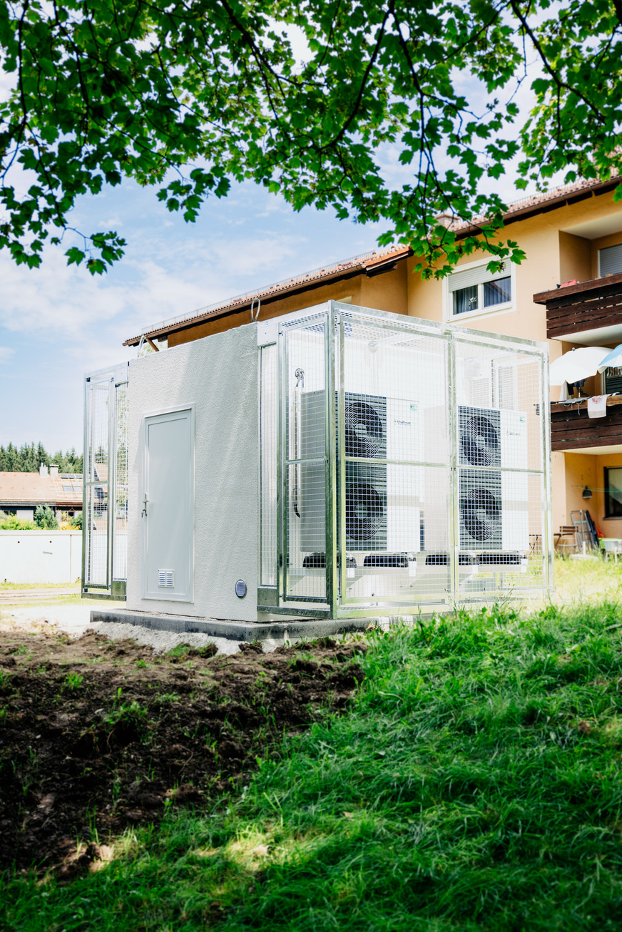 Im Vergleich zu einer klassischen Wärmepumpen-Kaskade wird die Energy Unit flexibel außerhalb des Gebäudes als vollständig konfektionierte und ausgestattete Heizzentrale aufgestellt.