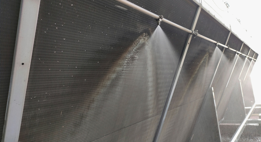 Fein verdüstes Wasser kann leichter Verdampfen als ein Wasserstrahl und daher effektiver kühlen. Diesen Effekt nutzt man in Rückkühlwerken.