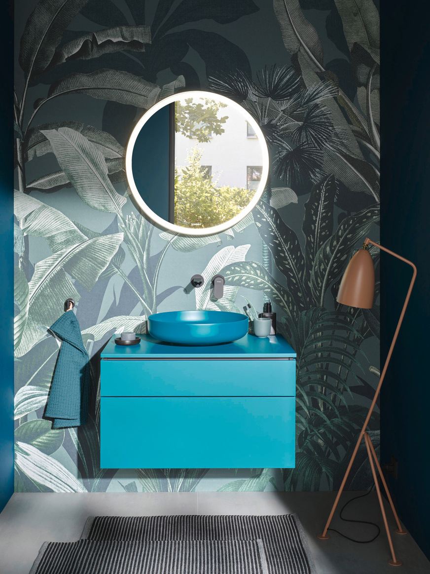 Aufsatzbecken und wandhängender Konsolenwaschtischunterbau aus der Serie Vitrium von Christian Werner.