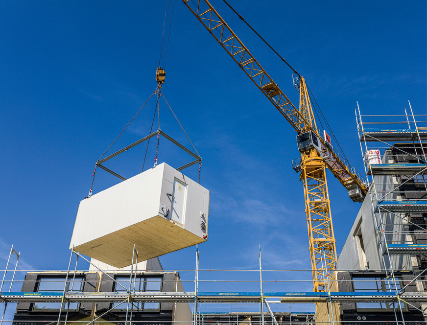 Der serielle Holzbau erlaubt einen sehr hohen Vorfertigungsgrad bis hin zu kompletten Raummodulen. Das setzt eine präzisere Vorplanung voraus. Gleichzeitig wird jedoch der Bauprozess beschleunigt, weil die Wand- oder Raummodule vor Ort nur noch an ihren Platz gehoben werden müssen.