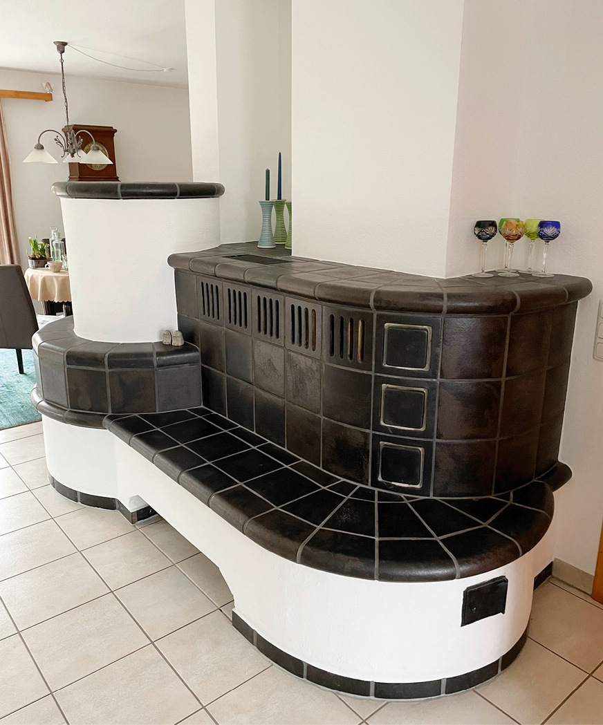 Für den optionalen Austausch des Kachelofeneinsatzes als wassergeführte Variante wurde am Solar-Kombi-Pufferspeicher bereits eine Anschlussoption vorgesehen.