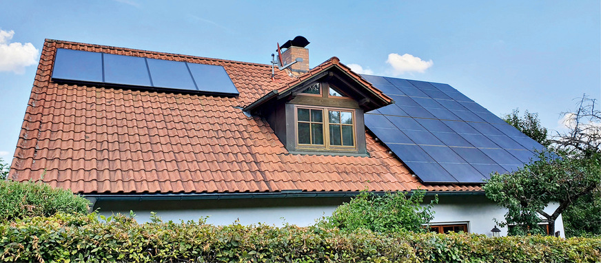 Die nach Westen ausgerichtete Solarthermieanlage mit leichtem Südbezug liefert schon ab der Mittagszeit solare Wärme.