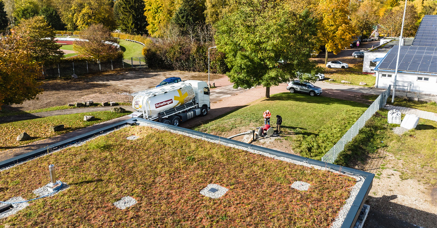 Brennstofflieferung durch ein Tankfahrzeug mit Holzpellets aus der Region. Das Druckluftsystem des Liefer-Lkw und des Pelletlagers sind aufeinander abgestimmt.