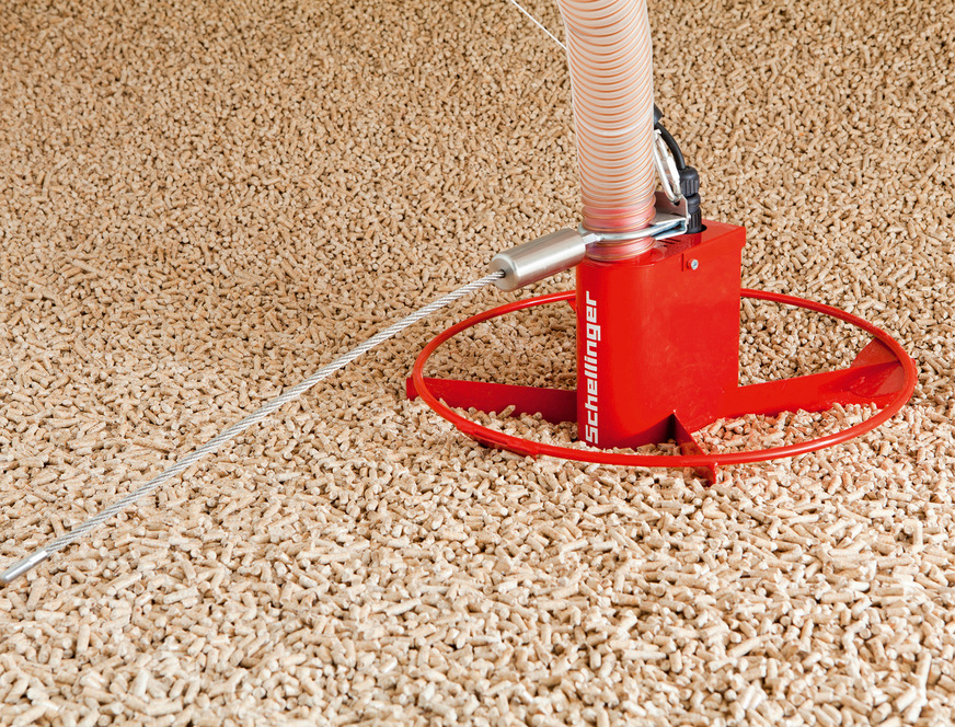 Der pneumatische Saugroboter „Maulwurf“ bewegt sich, vom Heizkessel automatisch gesteuert, über den Holzpelletvorrat.