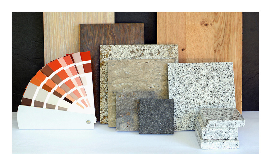 Während der Bemusterungsphase werden die verschiedenen Originalmaterialien nebeneinandergelegt. Für die Anstrichfarben sollten statt Muster in Briefmarkengröße Echtmuster in DIN A4 bestellt werden. Eine Collage vermittelt erst einen guten Eindruck vom späteren Bad, wenn auch die farblichen Quantitäten berücksichtigt werden und die Akzentfarbe z. B. nur 20 % der gesamten Fläche ausmacht.