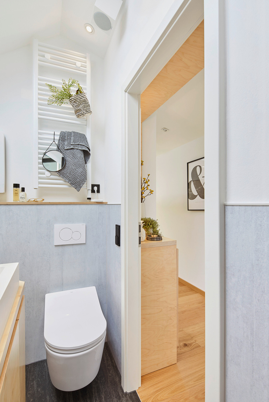 Die Designheizkörper „Line“ lassen sich in Breite und Höhe flexibel anpassen. Ein zusätzlicher Heizstab macht die Installation abseits vom Heizsystem möglich.