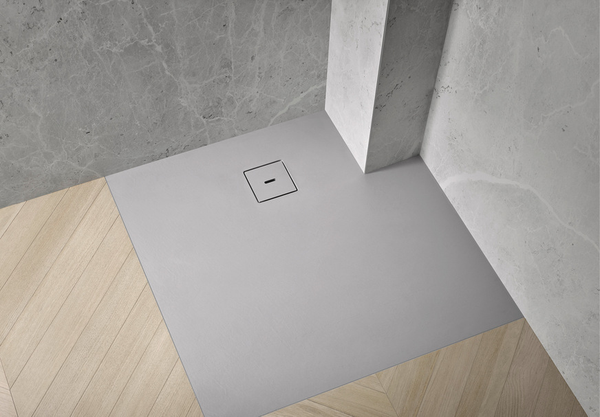 Vorsprung im Weg? Die Duschwanne aus Marmor-Polymer in Steinoptik lässt sich zuschneiden.