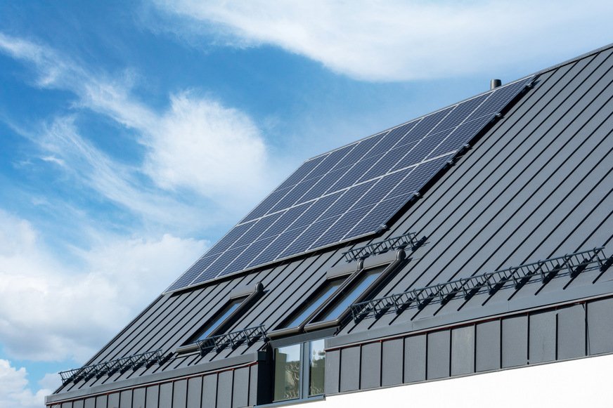 Der Branchenvereinbarung zur sicheren Installation von PV-Dachanlagen tritt nun auch der ZVSHK für das Klempner-Handwerk bei.